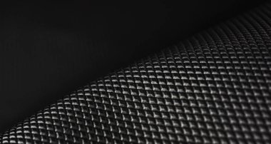 Masanın üzerinde buruşmuş siyah kumaş dokusu var.