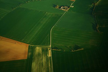 Uçak penceresinden tarlalara ve şehre bak.