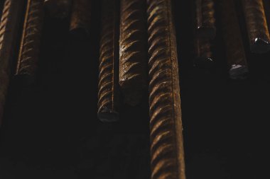 Keskin uçlu metal yapı. Aşağıdan görüntüle