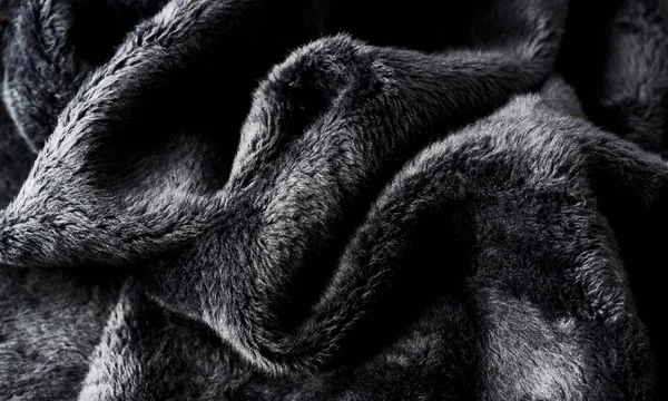 Μαύρο Γούνινο Ύφασμα Όμορφα Απλωμένο Στο Τραπέζι — Φωτογραφία Αρχείου