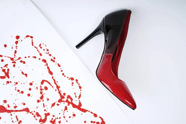 Zapato Femenino Rojo Sobre Fondo Pintura Roja —  Fotos de Stock