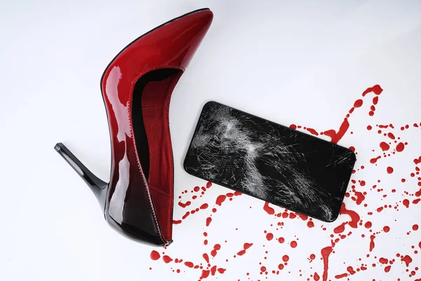 Teléfono Roto Zapato Femenino Sobre Fondo Pintura Roja — Foto de Stock