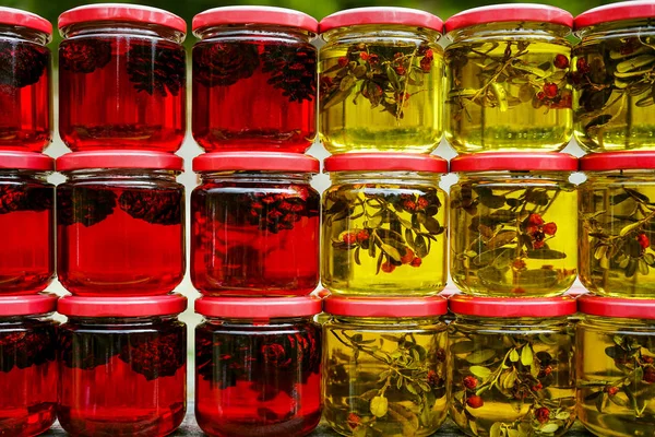 ハーブを注入多色の有用な蜂蜜 — ストック写真