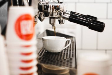 Lokantadaki profesyonel kahve makinesi. Yakın plan. - Kahve. Yolu açın.