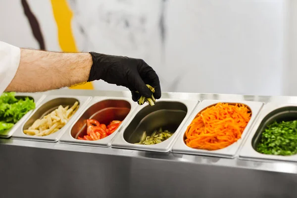 Kucharz Przygotowuje Posiłek Ręce Czarnych Rękawiczkach Zbierają Warzywa Pudełku Przechowywania — Zdjęcie stockowe