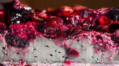 Beyaz tabakta vişneli kek. Masanın üzerinde bir dilim dilimlenmiş pasta. Amerikan tarifi