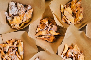 Şekerleme manzaralı tatlı hamur işleri. Yanında kepekli un kurabiyesi de var. Mutfak tatlısı tarifi