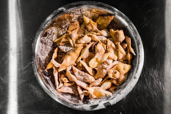 丸皿に砂糖を入れた自家製クッキー 上からの眺め お茶の甘いペストリー デザート — ストック写真