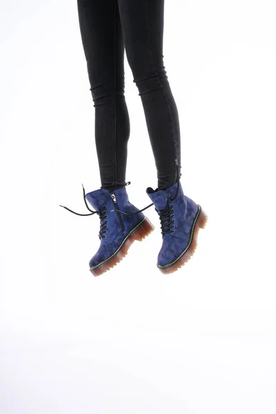 黒のスキニージーンズの明るい背景に青い革の靴の少女の足 ファッション写真ファッショナブルなルックブック新しい靴コレクション秋の冬 — ストック写真