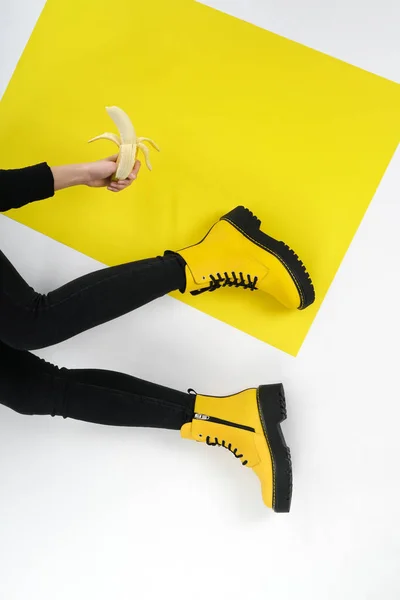 Πόδια Ενός Κοριτσιού Κίτρινες Δερμάτινες Μπότες Ένα Φωτεινό Φόντο Μόδα — Φωτογραφία Αρχείου