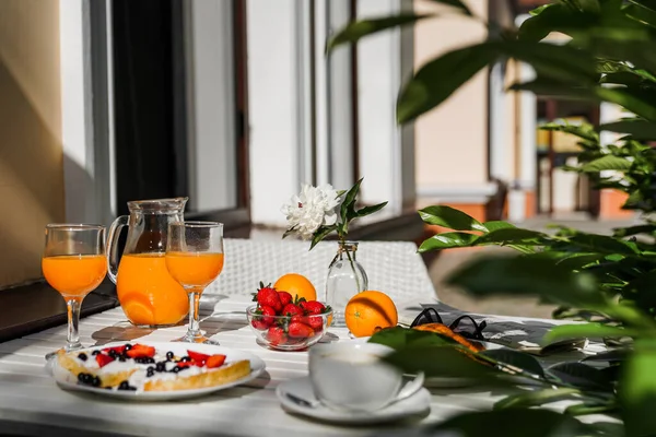 Pequeno Almoço Continental Hotel Terraço Waffles Belgas Suco Laranjas Com — Fotografia de Stock