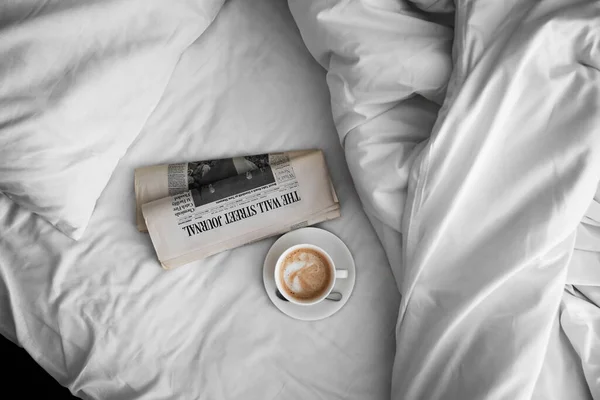 Krant Morgens Koffie Bed Een Sneeuwwit Bed Top View Ontbijt — Stockfoto