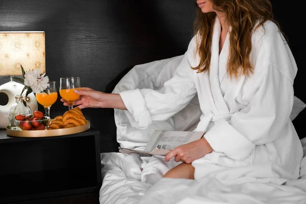 Flicka Vit Frottérock Sitter Sängen Och Äter Frukost Morgon Hotellrummet — Stockfoto