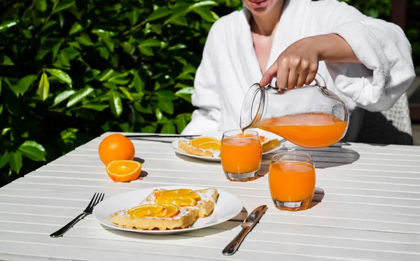 Flicka Äter Frukost Terrassen Vit Mantel Hennes Land Hus Apelsinjuice — Stockfoto