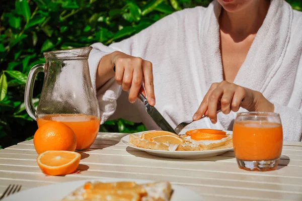 Flicka Äter Frukost Terrassen Vit Mantel Hennes Land Hus Apelsinjuice — Stockfoto