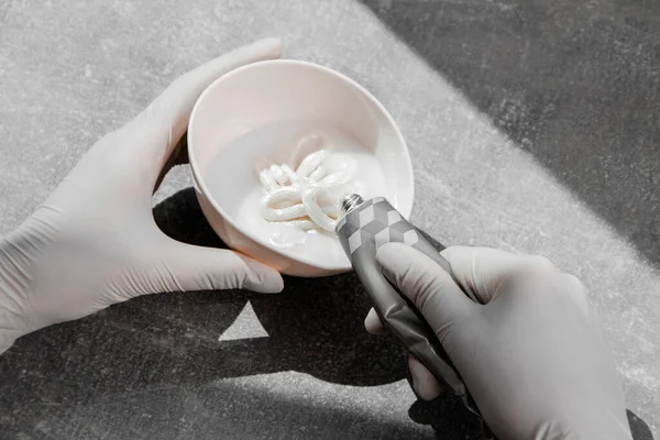 Una Chica Con Guantes Protectores Blancos Aprieta Tinte Para Cabello — Foto de Stock