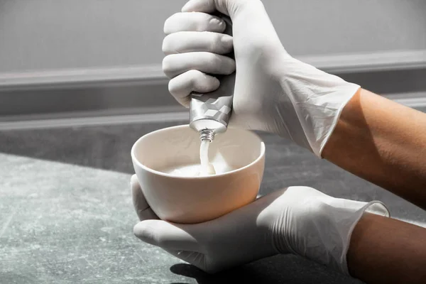 Una Chica Con Guantes Protectores Blancos Aprieta Tinte Para Cabello — Foto de Stock