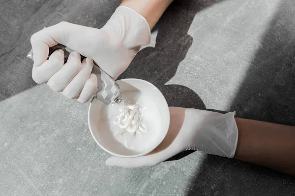 Una Chica Con Guantes Protectores Blancos Aprieta Tinte Para Cabello —  Fotos de Stock