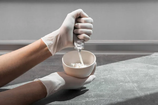 Una Chica Con Guantes Protectores Blancos Aprieta Tinte Para Cabello — Foto de Stock