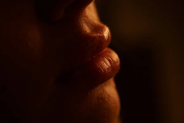 Mooi Geen Make Vrouw Lippen Close Een Zwarte Achtergrond — Stockfoto