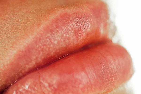女性性感的大唇贴在没有妆容的白底特写女人身上 — 图库照片