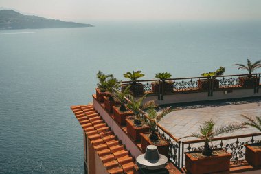 Positano 'daki otel terasında. İtalya 'nın deniz ve dağ manzarası