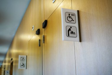 Halka açık bir yerde engelliler için tuvaleti gösteren işaretler