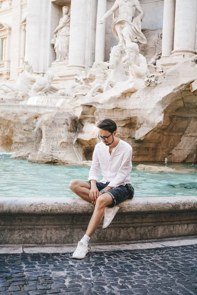 Homem Sentado Triste Fonte Trevi — Fotografia de Stock