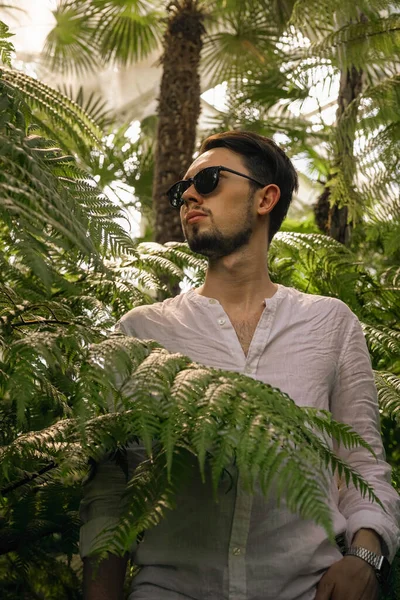 Портрет Европейца Тропическом Лесу Пальмы — стоковое фото