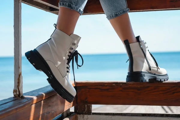 Voeten Lederen Witte Schoenen Met Veters Massieve Zolen Mode Trend — Stockfoto