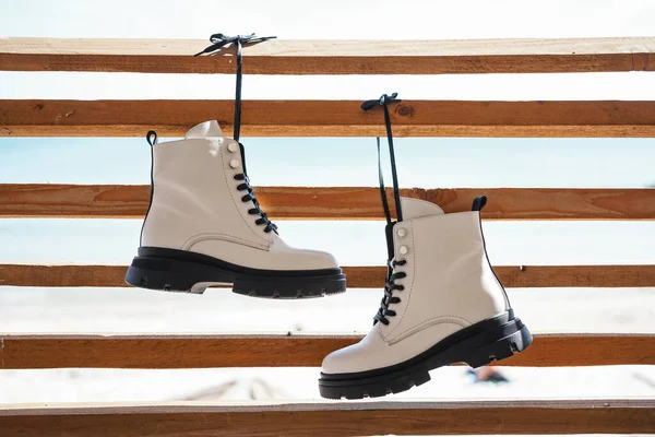 Witte Leren Laarzen Met Veters Dikke Zolen Mode Trend Winter — Stockfoto