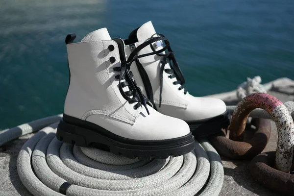エコレザー秋冬2020年マクロ写真で作られたファッショナブルな靴の新しいコレクションから白い革のブーツ — ストック写真