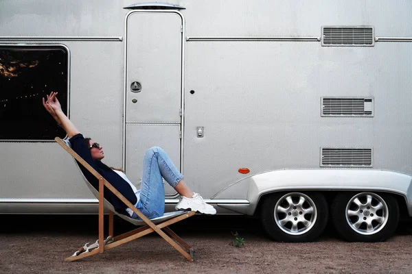 Beautiful Young Woman Sunbed Chair Her Trailer Girl Vacation Countryside — Stock Photo, Image