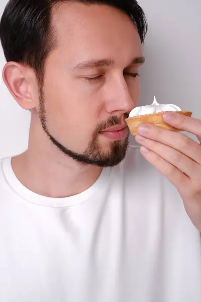 クローズアップケーキを食べる男の肖像 ストック画像