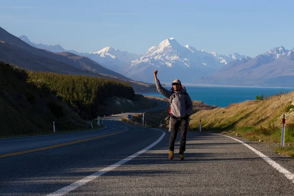 Homem Turista De Pé Com Grande Escandinávia De Montanha Imagem de