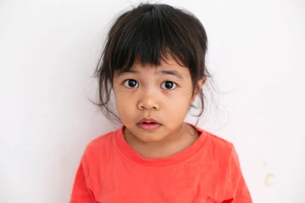 Otizmli Bir Kızın Portresi Iyi Bir Göz Teması Ile Kameraya Telifsiz Stok Imajlar