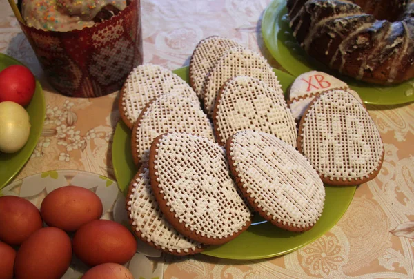 Gâteau de Pâques russe, œufs et biscuits debout sur la table — Photo