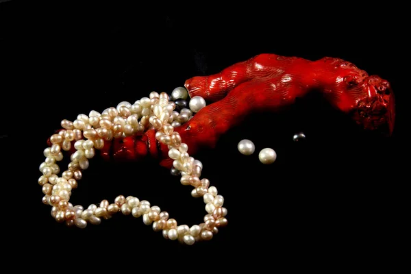 Ожерелье, кораллы, жемчуг и раковины на черном фоне — стоковое фото