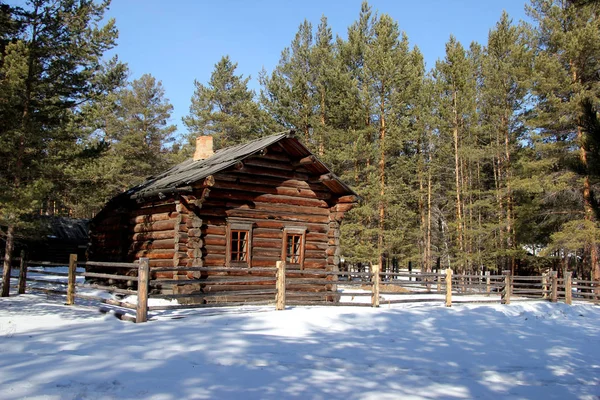 Antiguas casas de madera en Siberia en invierno — Foto de Stock