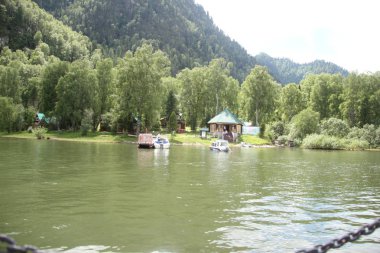 Güzel havalarda Altai Dağları 'nın güzelliği yaz aylarında.