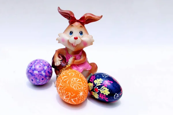 Lapin de Pâques et œufs peints - symbole de Pâques — Photo
