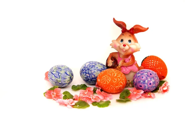 Velikonoční králíček a malovaná vejce-velikonoční symbol — Stock fotografie