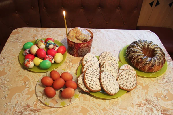 Pastel de Pascua rusa, huevos y galletas de pie sobre la mesa — Foto de Stock