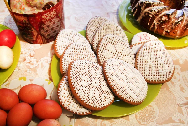 Pastel de Pascua rusa, huevos y galletas de pie sobre la mesa — Foto de Stock