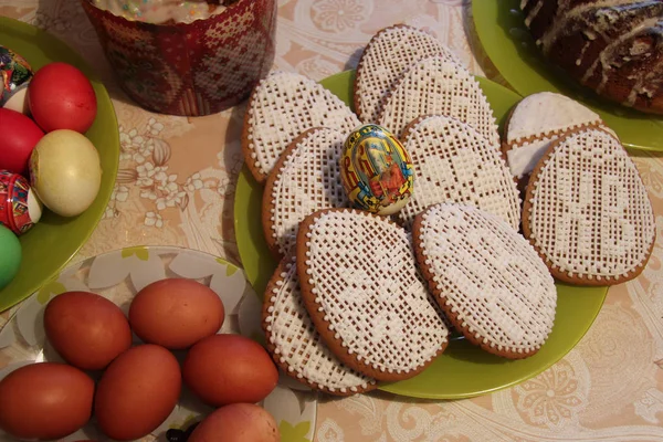 Torta pasquale russa, uova e biscotti in piedi sul tavolo — Foto Stock