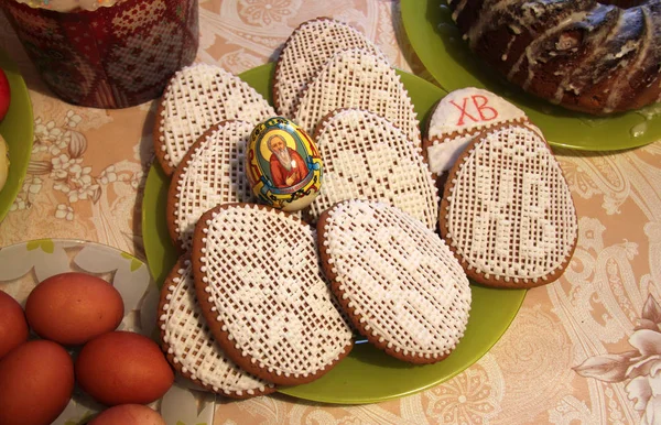 站在桌子上的俄罗斯复活节蛋糕、鸡蛋和饼干 — 图库照片