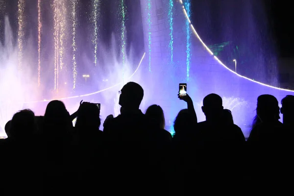 Toeschouwers die het werk van de muzikale fontein volgen — Stockfoto