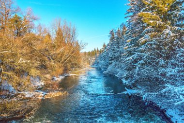 nehir Isar içinde kış kar