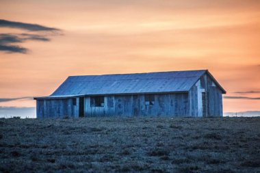 günbatımı Hut'ta oluklu demir