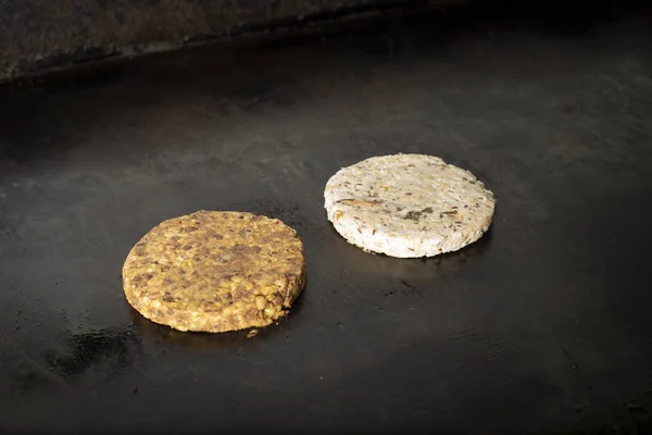 Izgara Mercimek Quinoa Yakın Iki Vejetaryen Burger — Stok fotoğraf